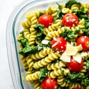 Creamy pesto and kale pasta in a meal prep container